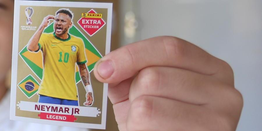 Rio-pretense consegue card ouro de Neymar, figurinha que é