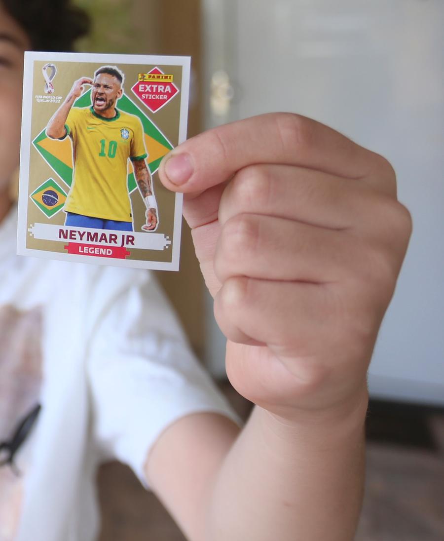 Rio-pretense consegue card ouro de Neymar, figurinha que é