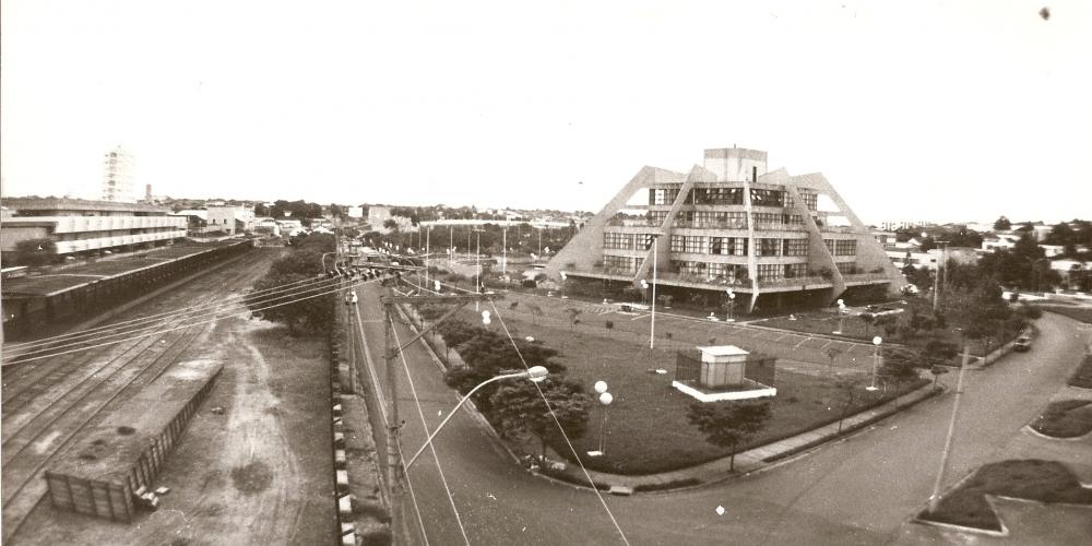 Centro Cultural Daud Jorge Simão (ao fundo) e estação rodoviária nos anos 1980 