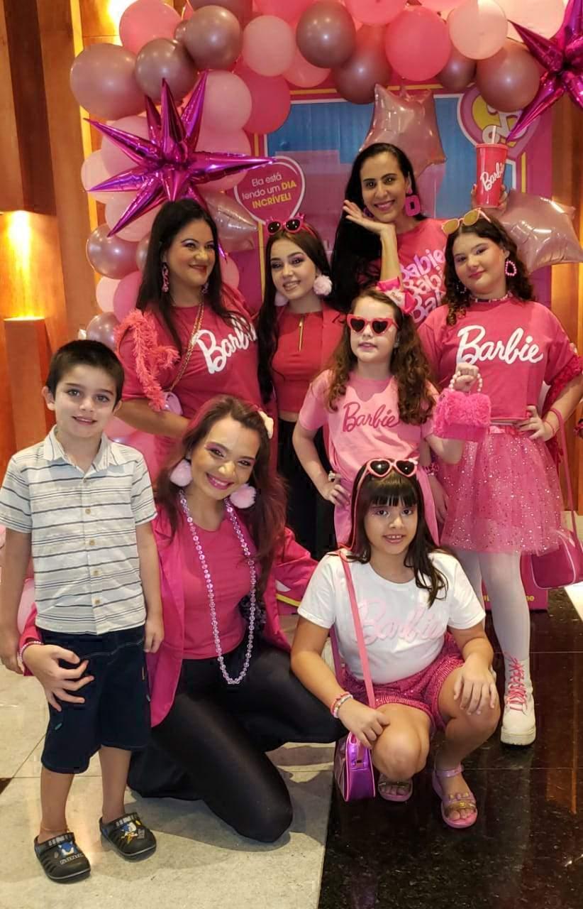 Onda rosa de 'Barbie' invade comércio da 25 de Março, em SP