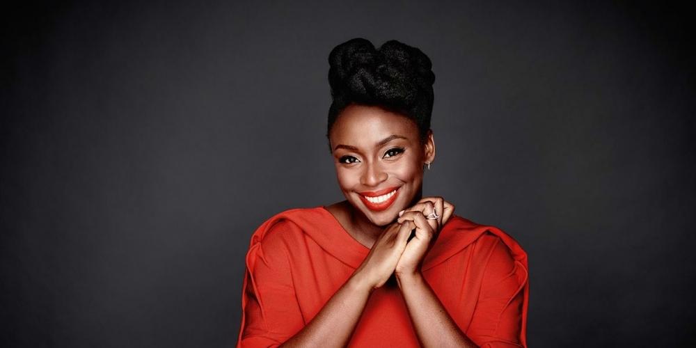 Chimamanda Adichie é uma importante voz da mulher africana na literatura mundial (Divulgação)
