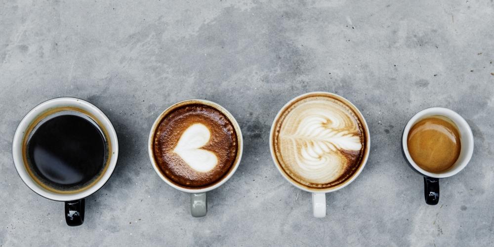 O grupo desenvolveu escores genéticos de risco e analisou o consumo de café dos participantes (menos de uma xícara, entre uma e três xícaras, e mais de três xícaras), além da pressão arterial deles  (Freepik/Banco de imagens)