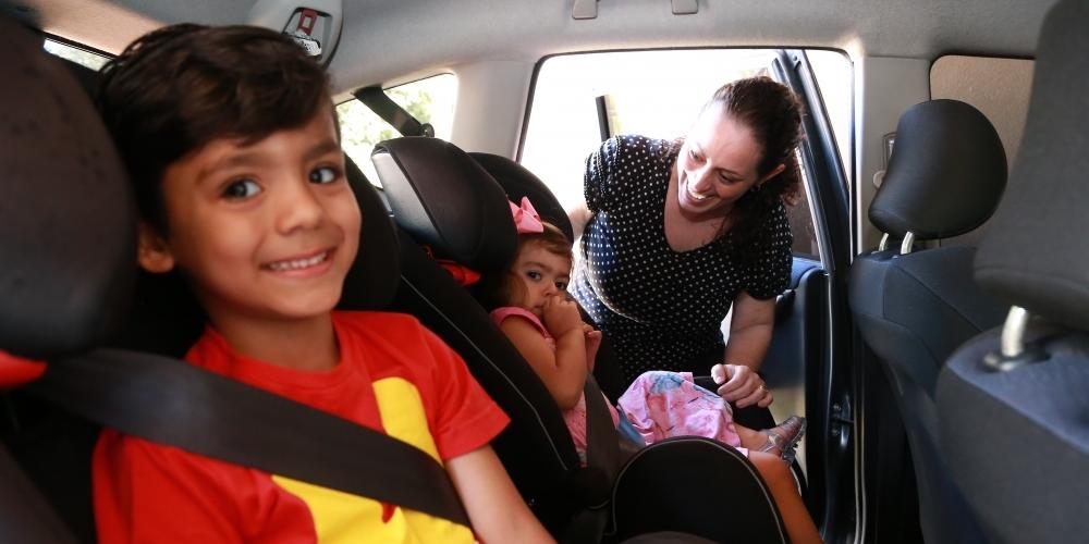 Milena com os filhos Gabriel e Elisa: o uso da cadeirinha salvou as crianças em acidente na BR-153 (Johnny Torres 3/7/2019)