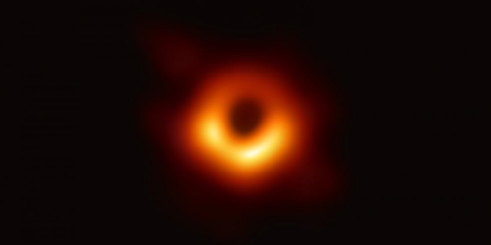 Como um buraco negro se forma?rOs cientistas ainda trabalham para descobrir ao certo como um buraco negro se forma, porém uma hipótese disso acontecer é quando uma estrela muito maciça - mais que o Sol - morre. Depois que entra em sua órbita, nada, nem mesmo a luz, consegue sair nem ser visto - daí o nome 'buraco negro'. Até o trabalho do projeto internacional Event Horizon Telescope, os pesquisadores só haviam definido sua existência por meio de cálculos matemáticosrrSe é negro, por que há luz em volta?rEssa luz vem de matéria que está orbitando ao redor do buraco negro. Pode ser que daqui a alguns anos a imagem mude, pois parte dessa matéria será sugada para dentro do buraco negro ou ainda mais materiais sejam atraídos para a órbita tambémrrOnde o buraco negro está?rNo centro da galáxia M87, a cerca de 50 milhões de anos-luz da TerrarrQuanto ele pesa?rEle tem 6,5 bilhões de vezes a massa do Sol, que, em toneladas, é de 1.989 seguidos de 24 zerosrrAo lado, a comparação do tamanho do buraco com o Sol, o planeta Plutão e a sonda Voyager 1rFonte: Estadão Conteúdo; Fabio Cafardo, doutorando do Instituto de Astronomia, Geofísica e Ciências Atmosféricas da USP e Nelson Fassarela, astrônomor (Divulgação: Nasa)