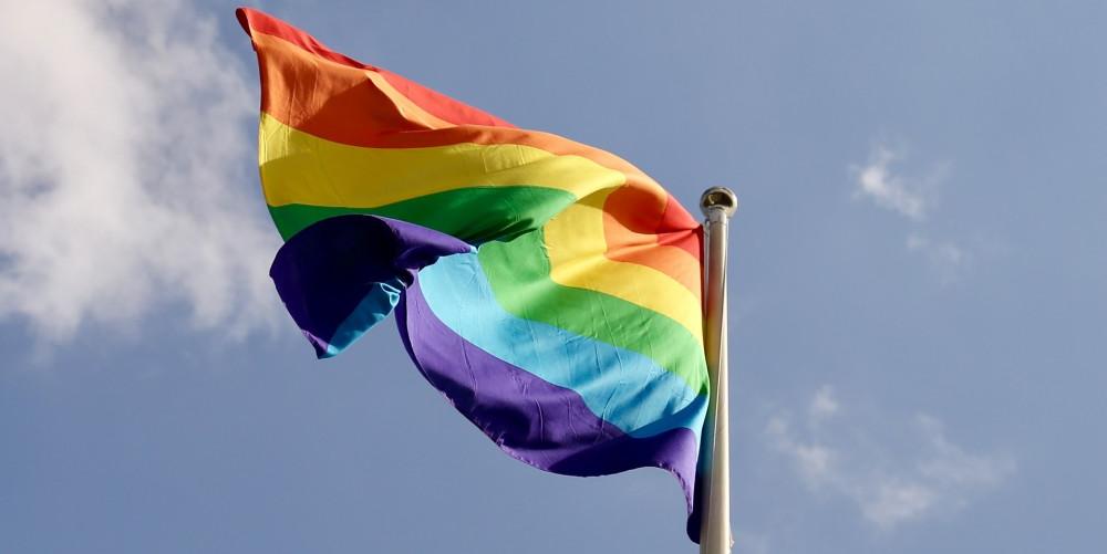 Bandeira do movimento LGBTQIA+ (Pixabay/Banco de Imagens)