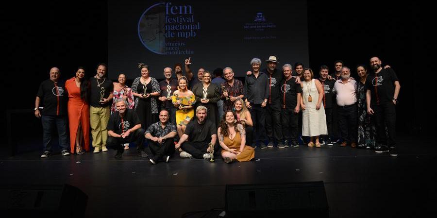 Músicos participam da semifinal do Femag no Teatro Procópio Ferreira