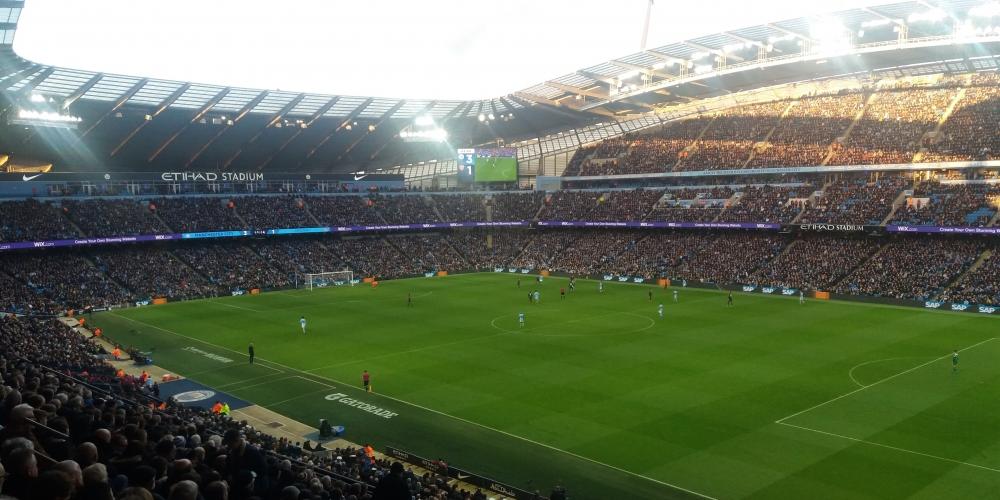 Público lota o Etihad Stadium em jogo do Manchester City contra o Arsenal (Fotos: Eduardo Maia/Agência O Globo)