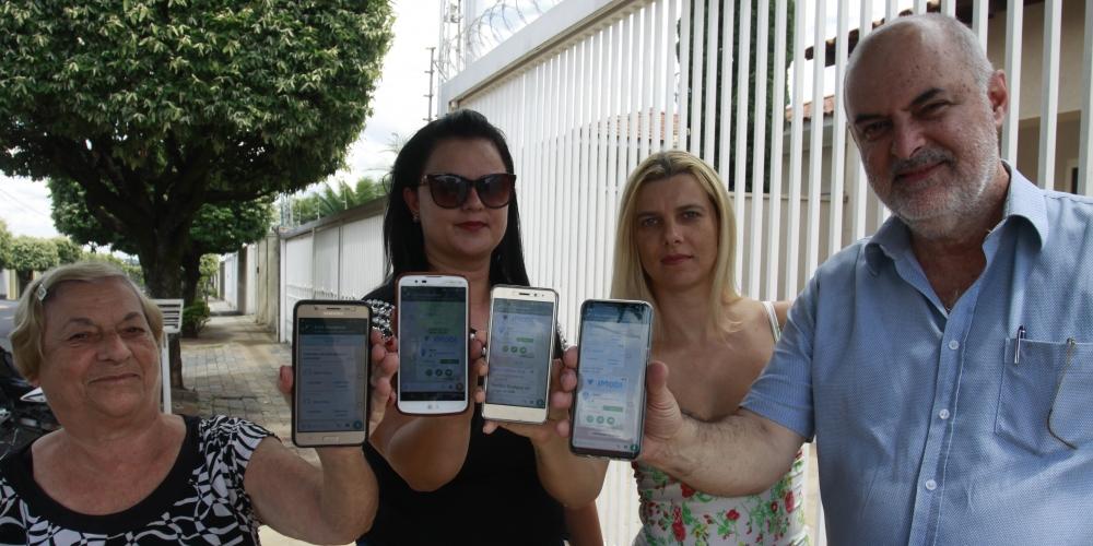 Da esquerda para a direita: Zilda, Daniele, Josiane e Renato, moradores do bairro Quinta das Paineiras, mostram o grupo do aplicativo de mensagens  (Mara Sousa 23/2/2018)