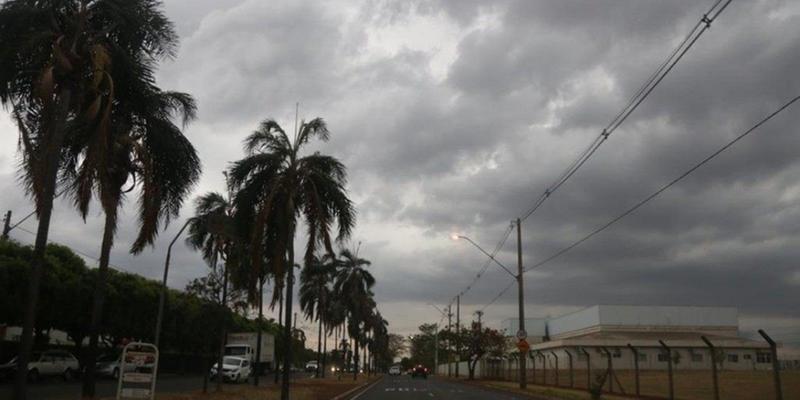 Qual cidade escurece mais cedo no Brasil?