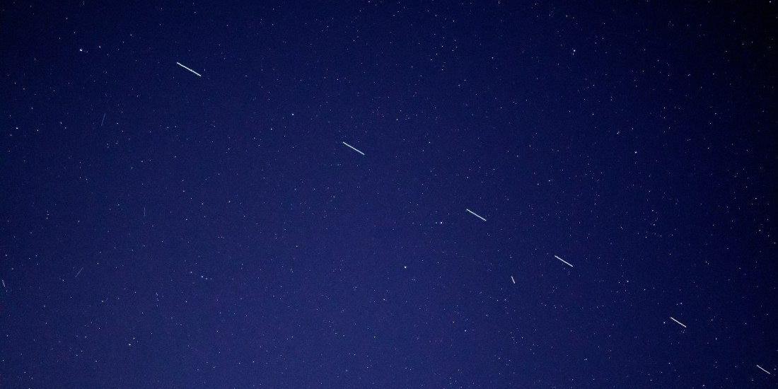 O que é um pontinho azul no céu com dois pontos brilhantes