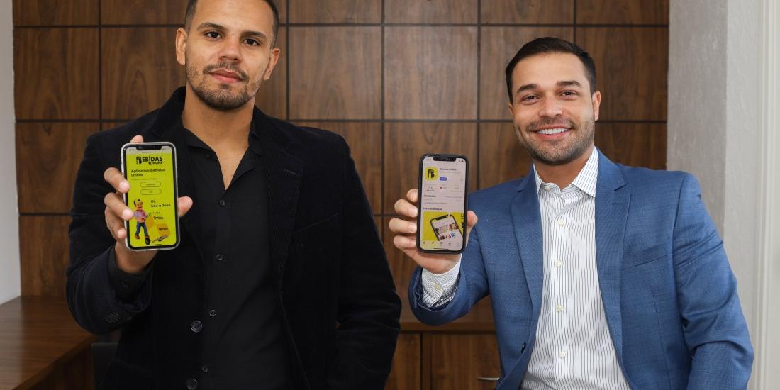 Gabriel e Ciro criaram aplicativo de entrega de bebidas e viram crescimento expressivo (Fotos: Divulgação)