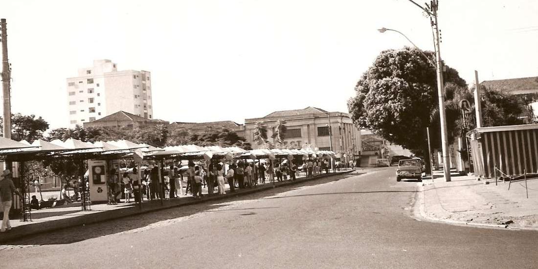 Abrigo de ônibus que existia na rua Voluntários de São Paulo, em registro dos anos 1970 (Fotos: Rio Preto em Foco)