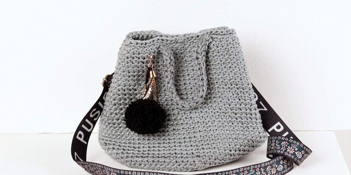Bolsa Istambul - bolsa artesanal de crochet estilo saquinho com enfeite de chaveiro e pompom. É possível, inclusive, adicionar uma alça estampada para dar um charme a mais. R$ 285
www.crochetcomapaty.com.br (Divulgação)
