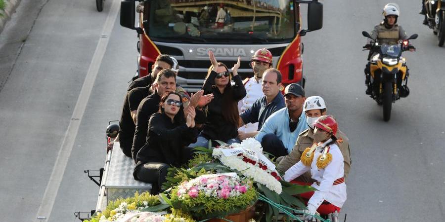 As cantoras Maiara e Maraisa e os cantores Henrique e Juliano  participam do cortejo em carro de Bombeiro  da cantora Marília Mendonça em estrada de Goiânia (GO), neste sábado (6). Cantora foi uma das vítimas fatais em queda de avião em Minas Gerais. (ESTADÃO CONTEÚDO)