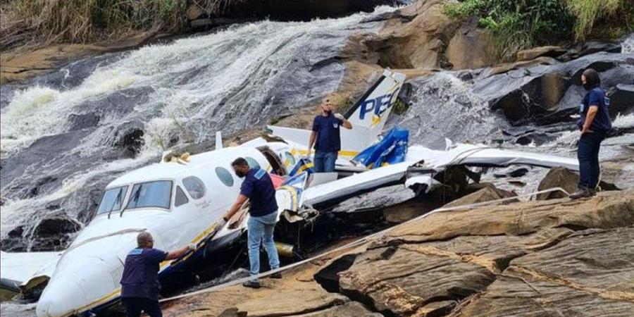 Técnicos do CENIPA fazem vistoria em local de queda de avião