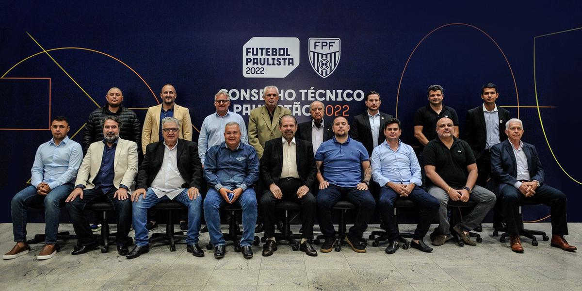 Presidente da FPF, Reinaldo Carneiro Bastos junto com presidentes e representantes dos clubes participantes do Paulistão A2 de 2022. (Rodrigo Corsi/Paulistão)