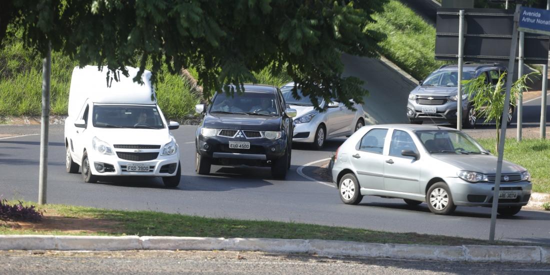 Veículos fazem rotatória na avenida Arthur Nonato: em dez minutos, reportagem flagrou 55 motoristas que não utilizaram a seta para informar a mudança de direção (Johnny Torres 11/3/2020)