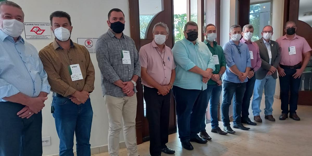 Parte dos prefeitos que participaram da reunião nesta terça-feira, dia 23, em Catanduva e decidiram por cancelar o evento (Divulgação/ Prefeitura de Catanduva)