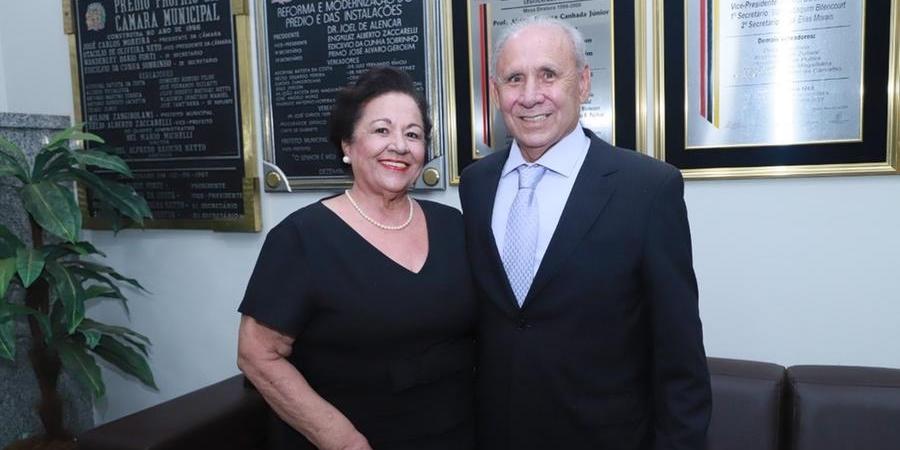 Helena e Hélio de Souza Pereira em homenageado na Câmara de Olímpia (Arnaldo Mussi)