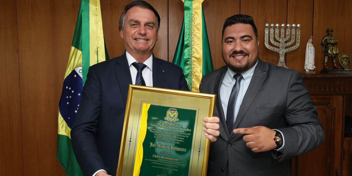 Vereador da região entrega placa de cidadão santafessulense a Jair Bolsonaro (Arquivo Pessoal)