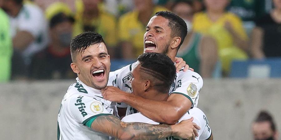 Gabriel Silva comemora seu gol, na Arena Pantanal. abraçado por Victor Luís e por Gabriel Veron (Divulgação/Cesar Greco/SE Palmeiras)