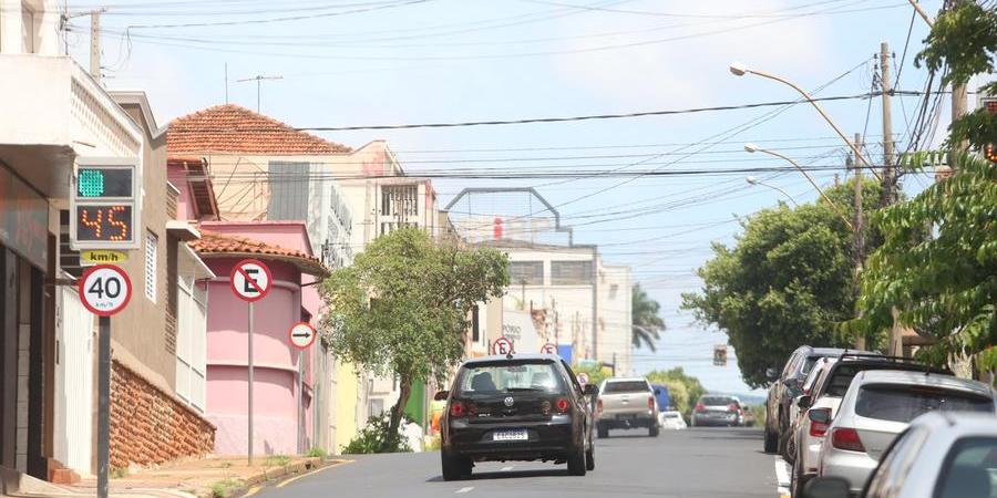 Carro passa a 45 km/h pela lombada eletrônica da rua Saldanha Marinho, cujo limite é de 40 km/h: em outubro, equipamento flagrou 2.126 motoristas acima da velocidade (Guilherme Baffi 1/12/2021)