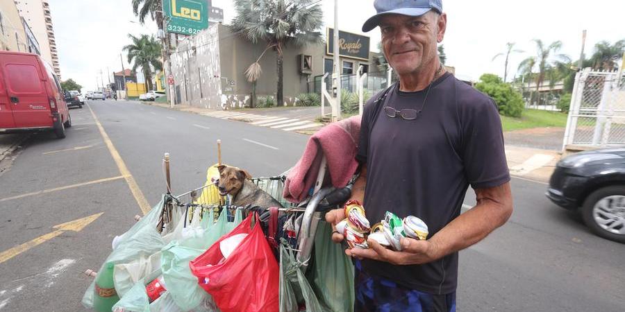 O catador de materiais recicláveis Milton Gonçalves da Silva e sua companheira, a cachorrinha Daiane (Guilherme Baffi 30/11/2021)