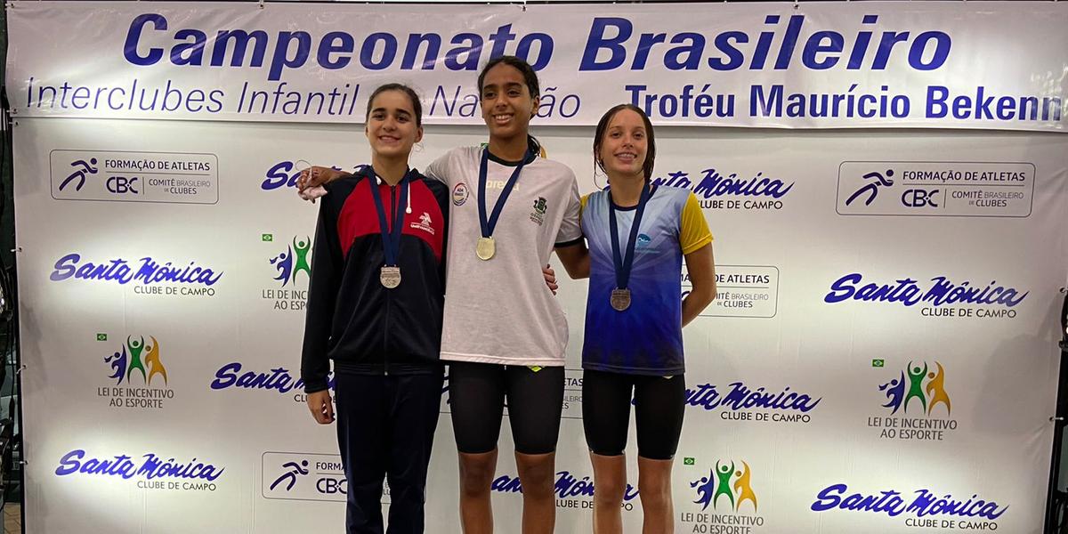 Helena Napolitano Reis, de 13 anos, ganhou medalha de bronze na categoria 200m costas. no Campeonato Brasileiro Infantil de Verão edição "Troféu Maurício Bekenn", na cidade de Colombo (PR) (Divulgação/Prefeitura de Votuporanga)