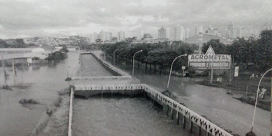 Enchente registrada em 1986: uma das maiores da cidade foi em 19 de março (Arquivo Público - Toninho Cury r)