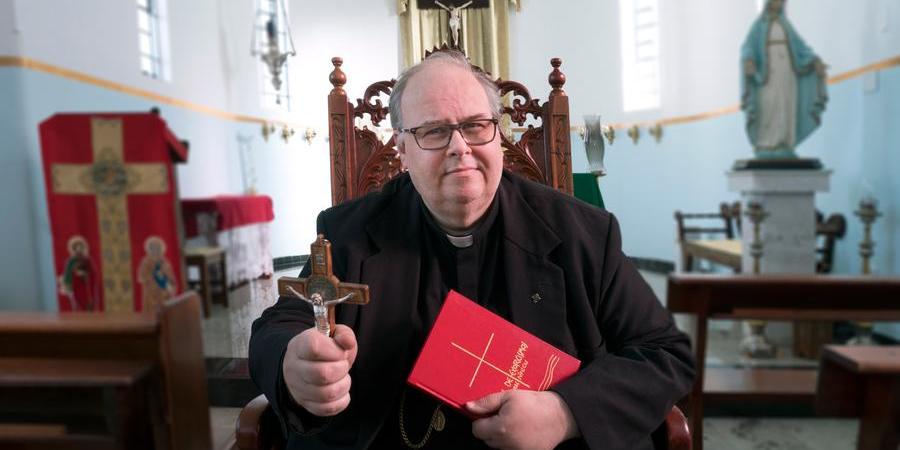 Padre exorcista revela como são os rituais utilizados pela Igreja Católica  para expulsar demônios