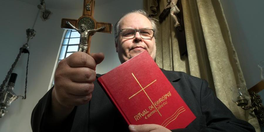 Padre exorcista revela como são os rituais utilizados pela Igreja Católica  para expulsar demônios