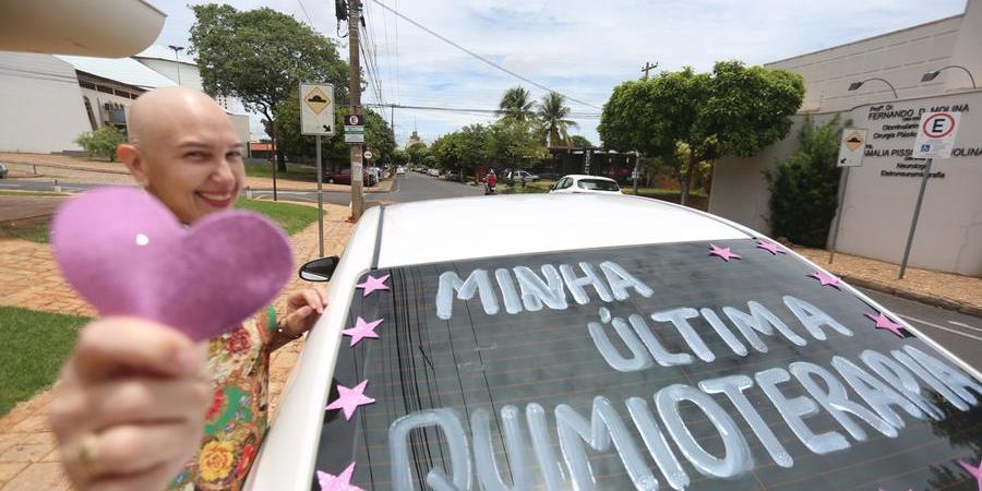 Juliana Rodrigues de Andrade, professora de 42 anos, com o carro decorado para o dia especial (Guilherme Baffi 13/12/2021)
