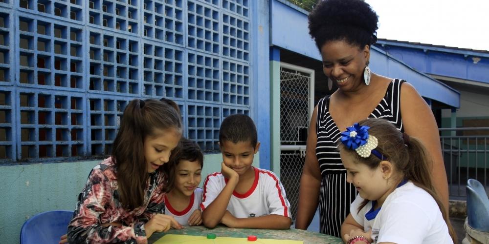 Jogo de tabuleiro africano chamado Shisima. Esse é um jogo bem