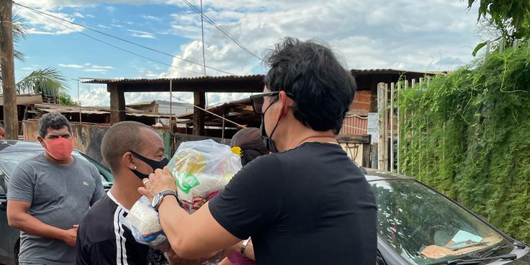 Arquiteto de Rio Preto Fabiano Hayasaki, entregou cestas básicas aos moradores da favela Marte, na tarde desta quinta-feira (Divulgação/Jefferson Salles)