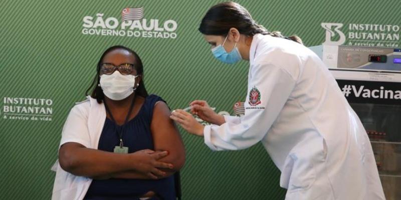 Enfermeira Monica Calazans foi a primeira pessoa a ser vacinada no País; ela deve tentar vaga para deputada federal (Divulgação/Governo do Estado)