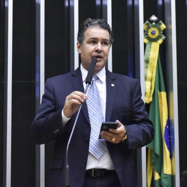 Para líder de bancada no Congresso, é melhor Bolsonaro não recuar decisão de reajuste salarial