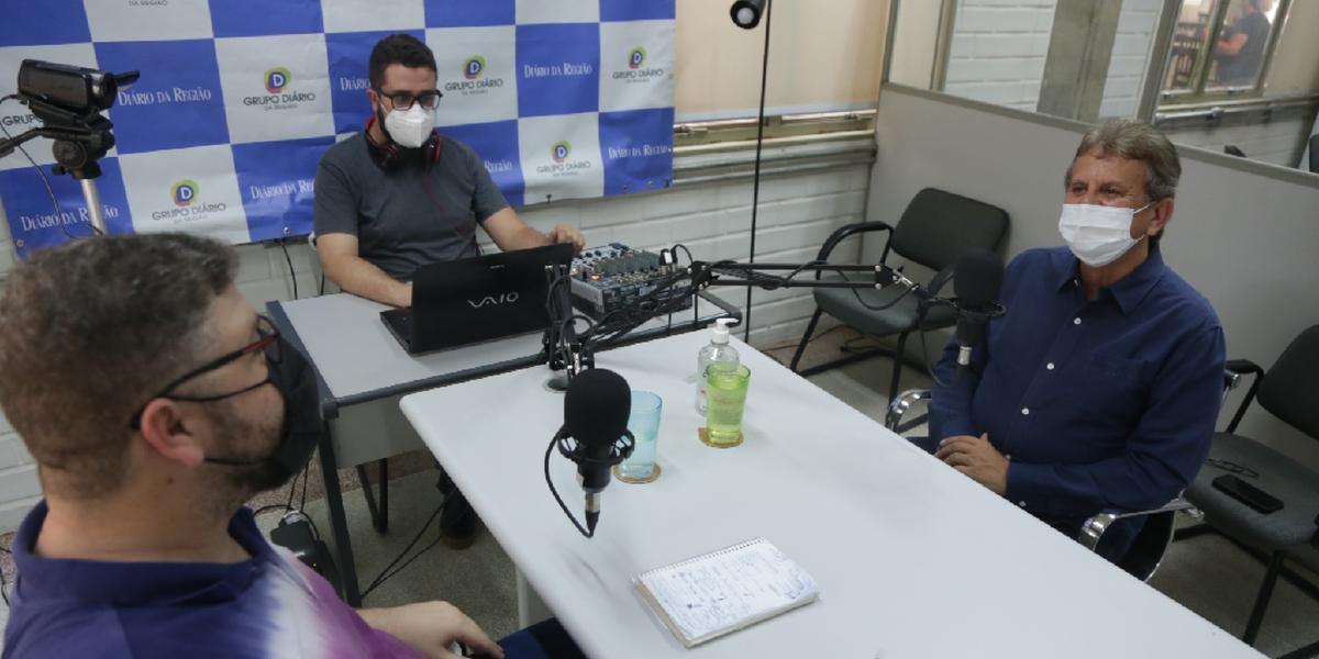Da esquerda para direita, os jornalistas Arthur Pazin e Gabriel Vital com o empresário José Luiz Franzotti, o primeiro convidado do podcast (Johnny Torres 6/1/2022)