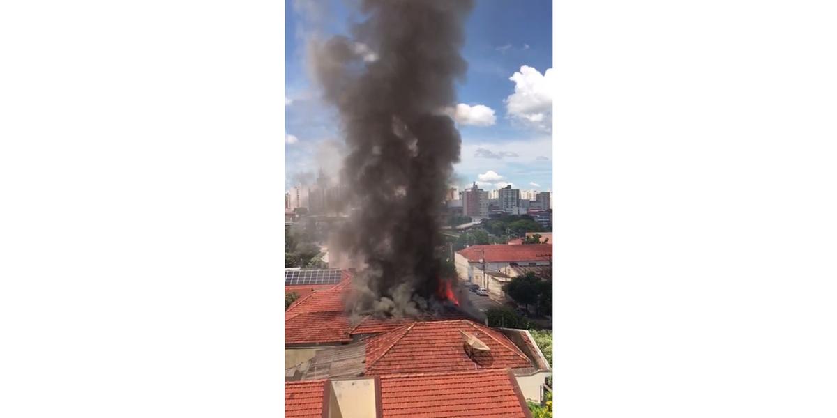 Fumaça do incêndio a uma residência na Vila Maceno, em Rio Preto (Miguel Flausino/Colaboração)