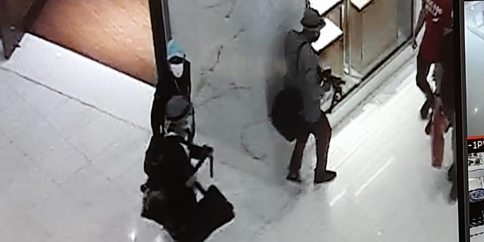 Criminosos armados no Shopping Iguatemi, em Rio Preto (Reprodução/Câmera de Segurança)