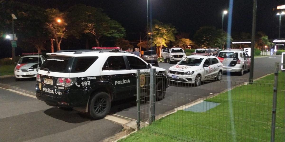 Carros das polícias Civil e Militar na entrada do Shopping Iguatemi, em Rio Preto (Arthur Pazin 14/1/2022)