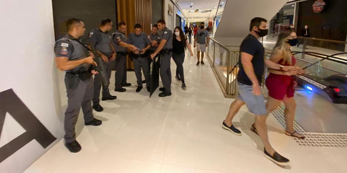 Frequentadores do shopping são liberados (Guilherme Baffi 14/1/2022)
