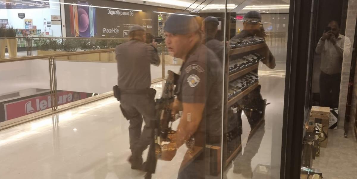 Policiais armados vasculham o shopping em busca dos criminosos (Colaboração/Leitor)
