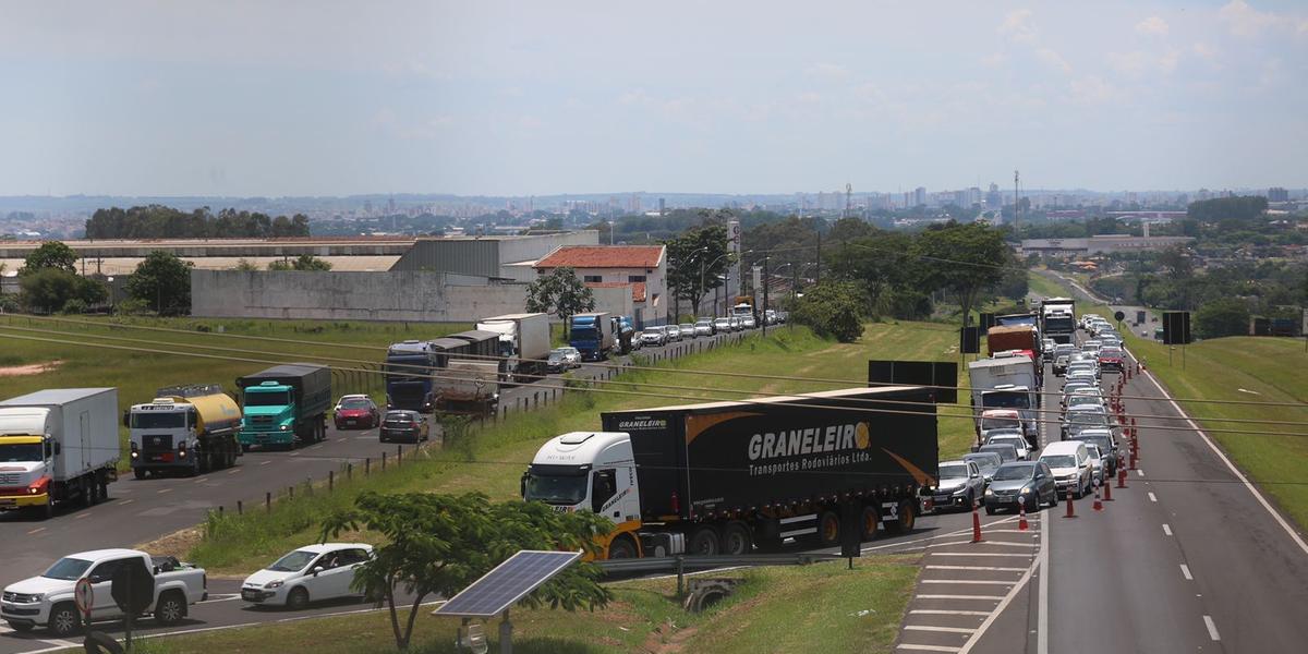 Trânsito em Mirassol está sendo desviado para as marginais para obras de reparo da passarela (Guilherme Baffi)