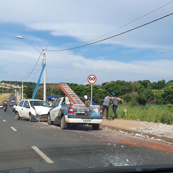 Homem fica ferido após bater carro contra poste em Rio Preto