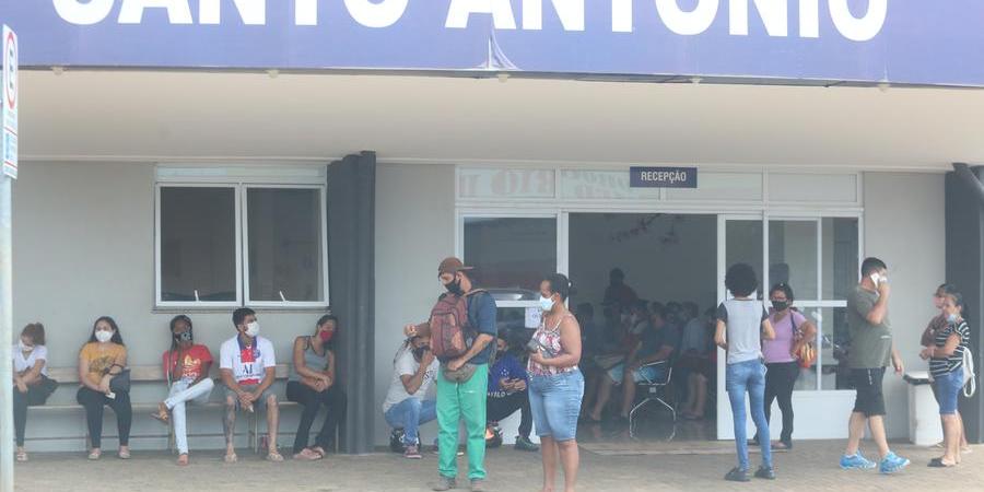 Pacientes na frente da Unidade de Pronto Atendimento (UPA) do Santo Antônio: movimento grande ao longo do dia (Guilherme Baffi 17/1/2022)