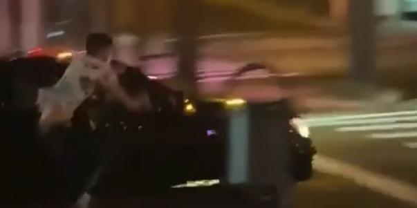Imagem mostra um dos funcionários que saíram em defesa da mulher e tentaram retirá-la do carro (Reprodução)