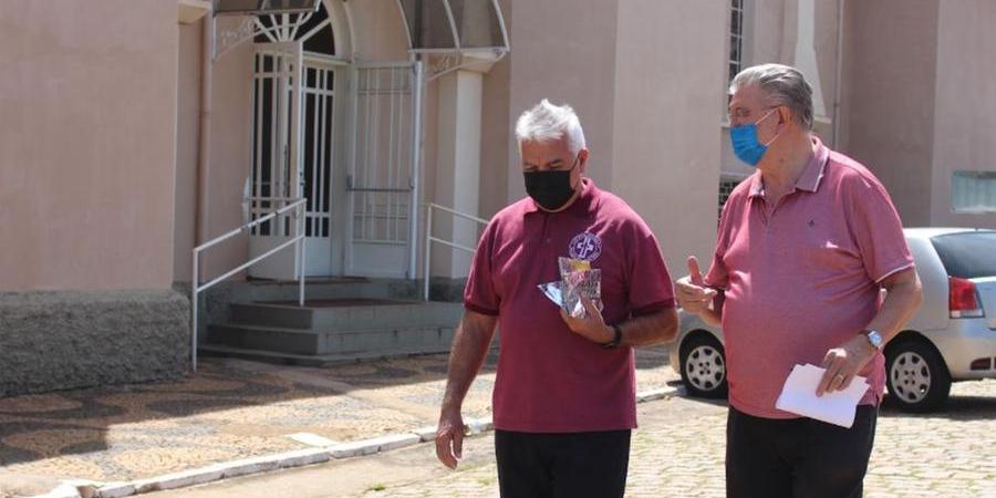 Padre Luiz Caputo e o prefeito em exercício, Orlando Bolçone, caminham ao lado igreja do São Judas Tadeu (Reprodução/André Botelho)