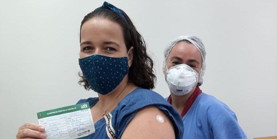 A enfermeira Prisciani Renata Batista já tomou a segunda e a terceira doses: sem tantos flashes, mas com alegria (Arquivo pessoal)