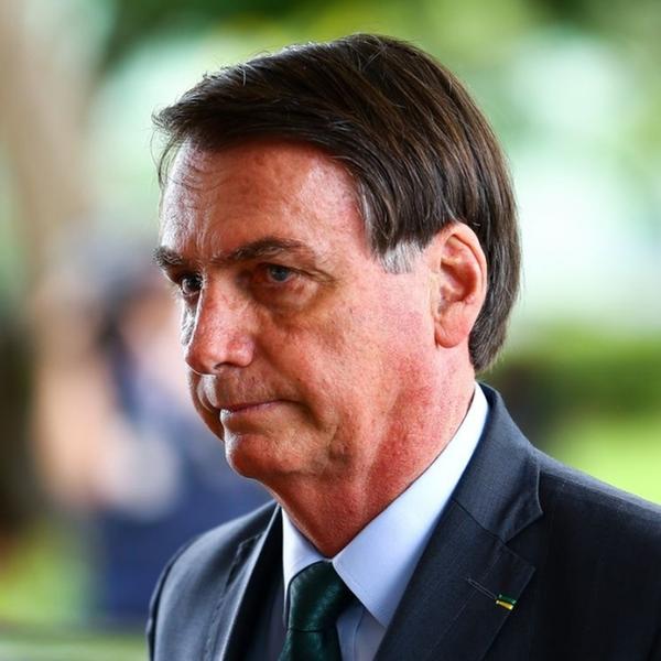 Bolsonaro anda de moto por Brasília e ouve: 'abaixa a gasolina, presidente'
