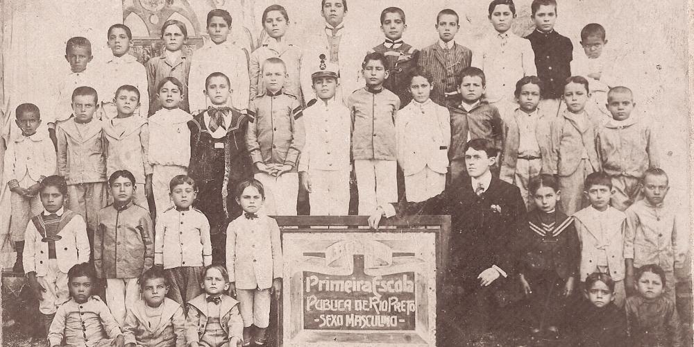 Professor Luis de Castro Pinto com alunos da Escolas Reunidas, em 1910 (Fotos: Arquivo Público Municipal)